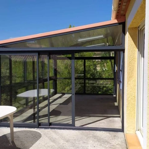Terrasse extérieure avec véranda moderne en aluminium anthracite et toiture en verre