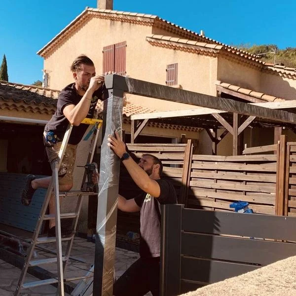 Le menuisier travaille sur des machines à bois dans un atelier de menuiserie