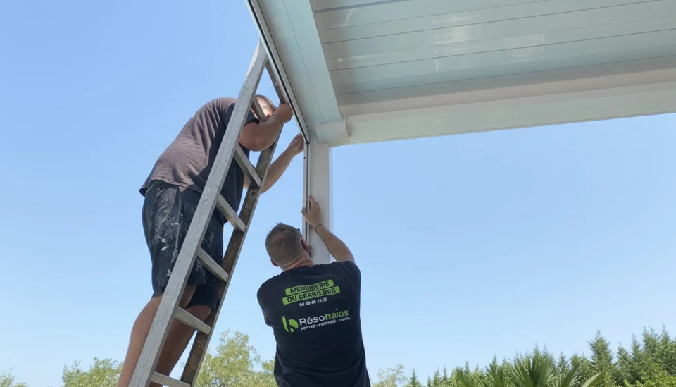 Atelier de menuiserie intérieur avec artisan barbu aux cheveux longs attachés travaillant sur établi