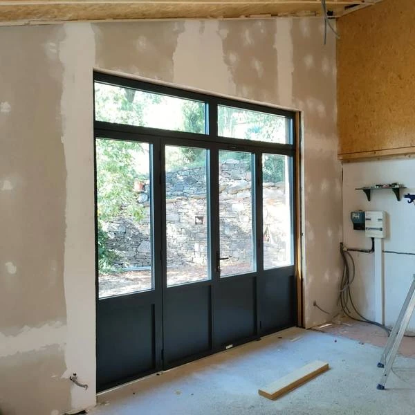 Façade extérieure d'un bâtiment résidentiel moderne avec fenêtres à double vitrage