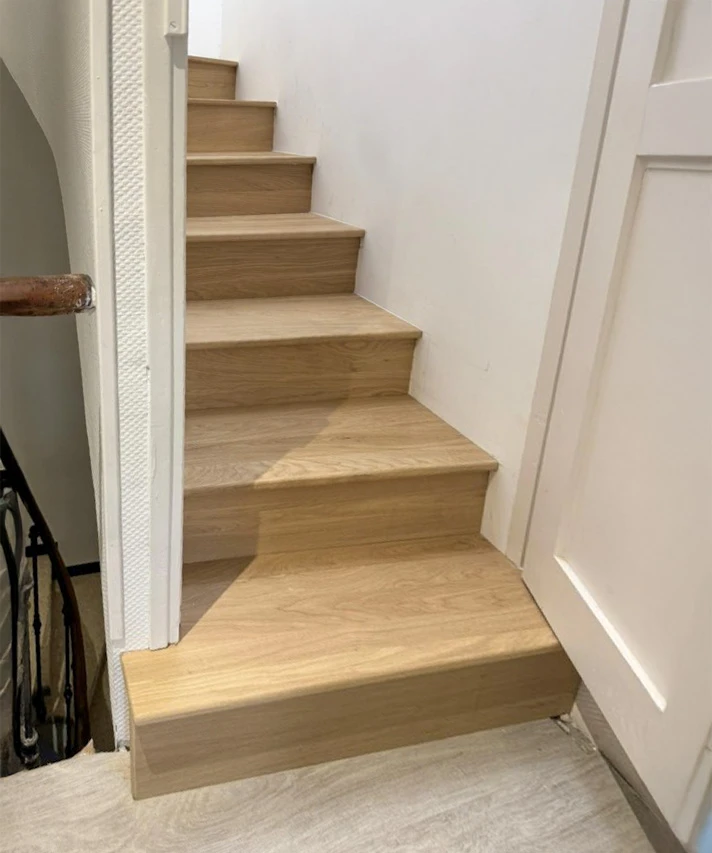 Terrasse extérieure avec pergola moderne équipée de lames orientables en aluminium blanc pour protection solaire