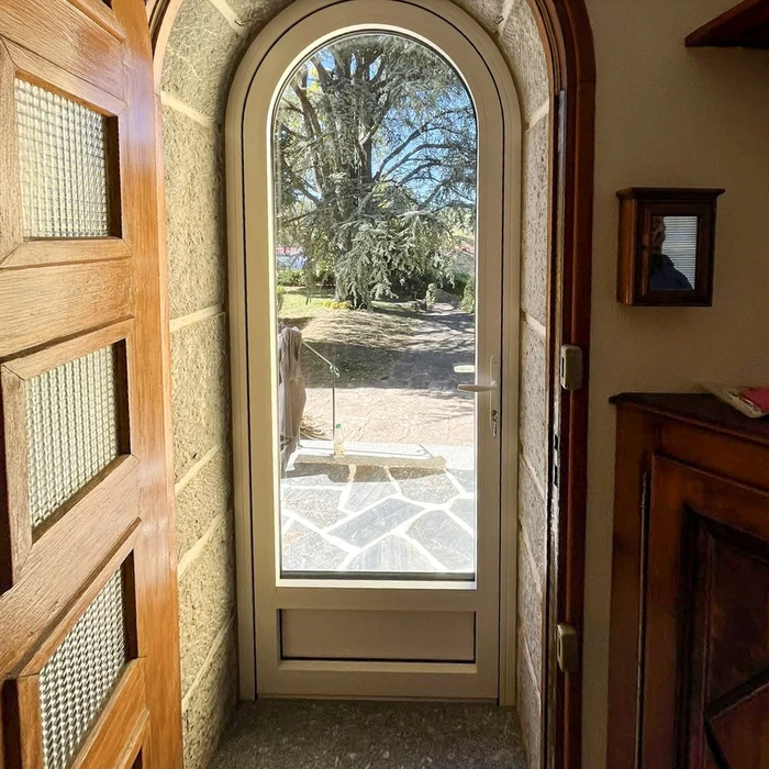 Terrasse extérieure avec pergola moderne équipée de lames orientables en aluminium blanc pour protection solaire