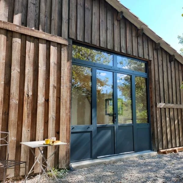 Terrasse extérieure avec pergola moderne équipée de lames orientables en aluminium blanc pour protection solaire