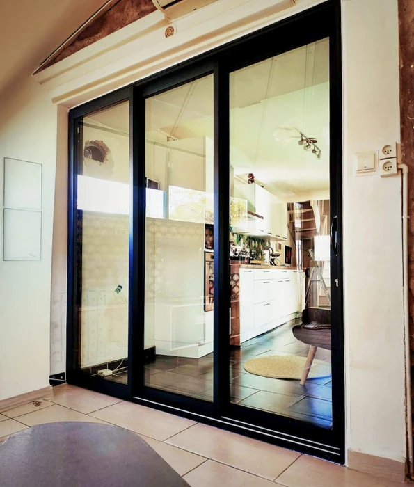 Terrasse extérieure avec pergola moderne équipée de lames orientables en aluminium blanc pour protection solaire