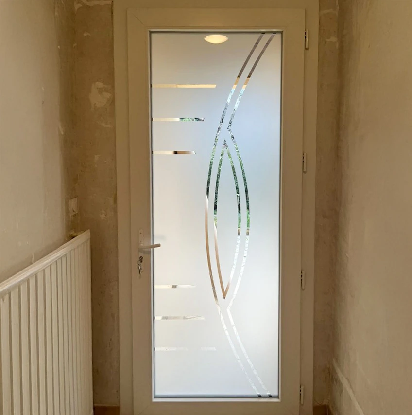 Portail coulissant moderne en aluminium anthracite installé devant une maison résidentielle