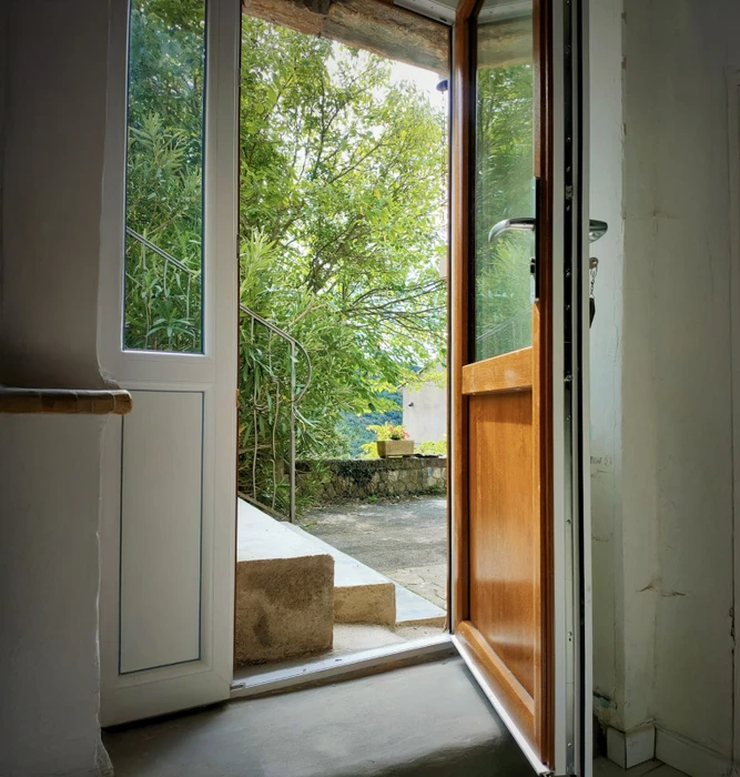 Extérieur d'un bâtiment résidentiel moderne avec façade en bardage bois vertical naturel