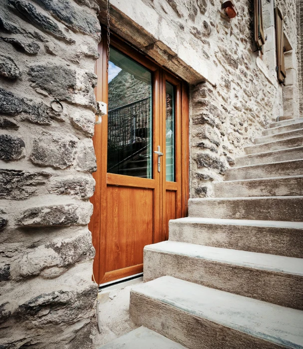 Extérieur d'un bâtiment résidentiel moderne avec façade en bardage bois vertical naturel