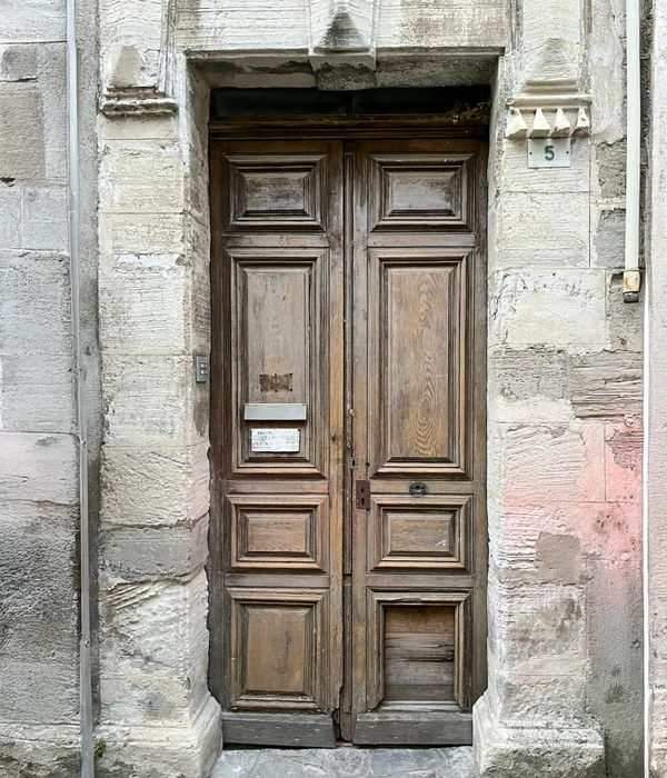 Portail coulissant moderne en aluminium anthracite installé devant une maison résidentielle