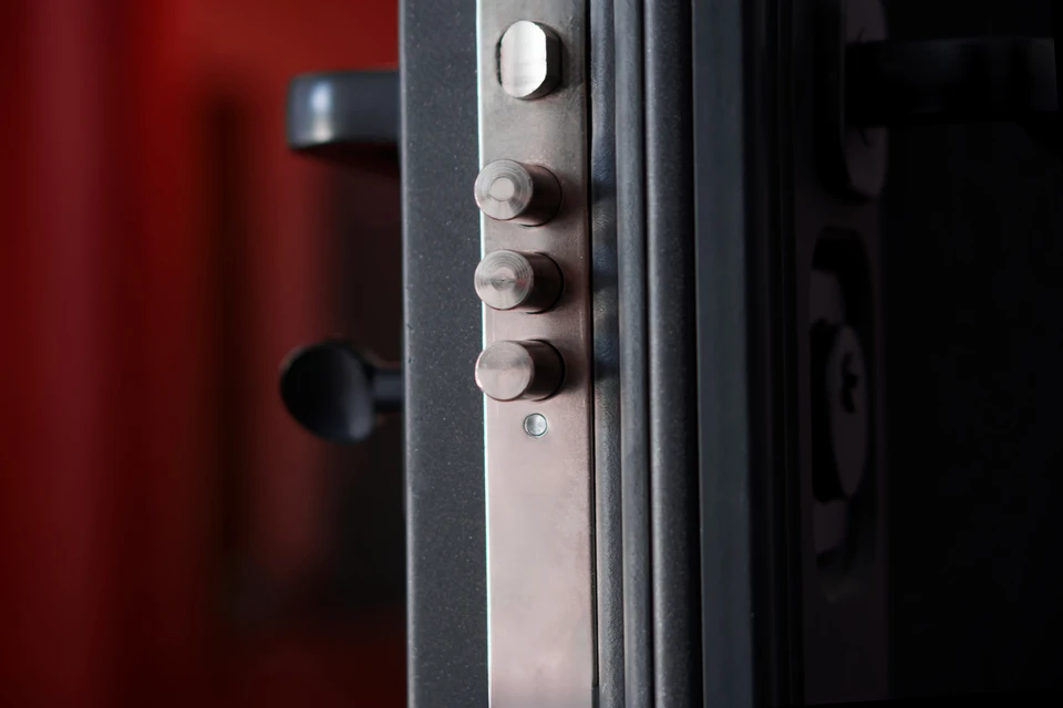 Intérieur moderne avec poignée de porte électronique sur porte beige