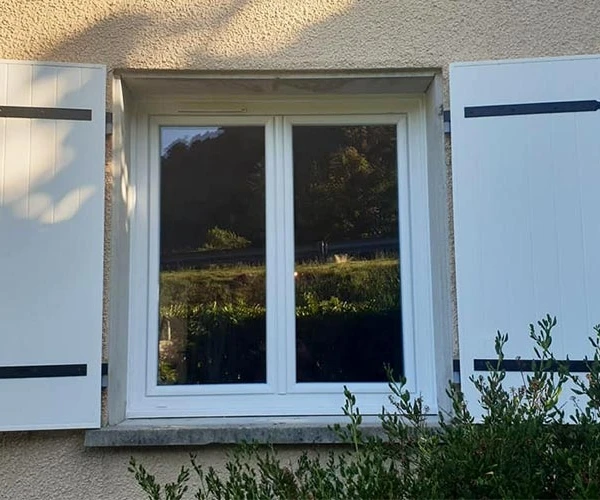 Terrasse extérieure d'une maison provençale avec garde-corps en balustres de pierre blanche