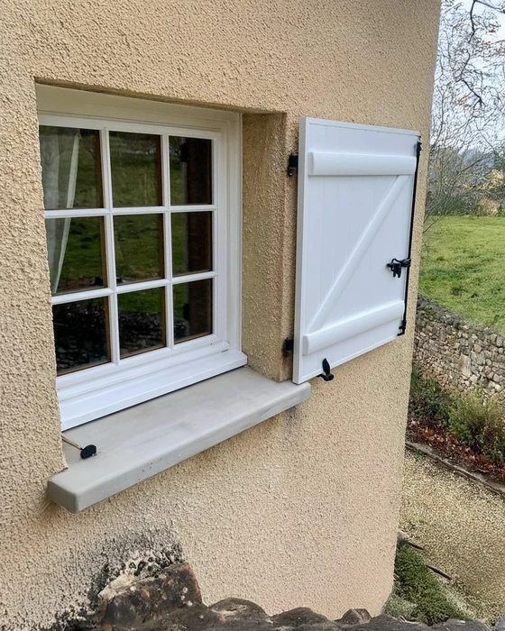 Villa contemporaine avec piscine creusée rectangulaire, terrasse dallée et pergola bioclimatique à lames orientables