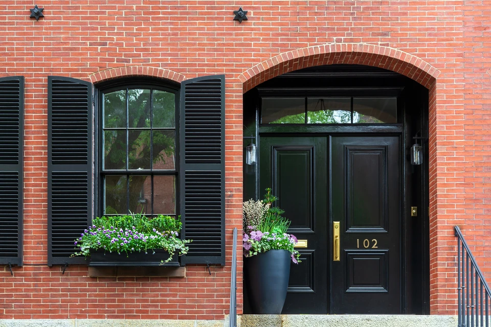 Rue commerçante piétonne animée avec foule dense de touristes et passants déambulant entre boutiques, hôtels et commerces