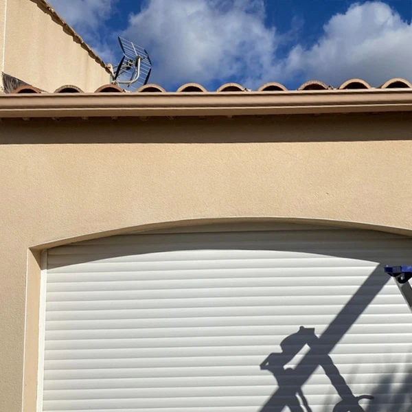Façade extérieure en bois naturel avec grande porte-fenêtre à quatre vantaux