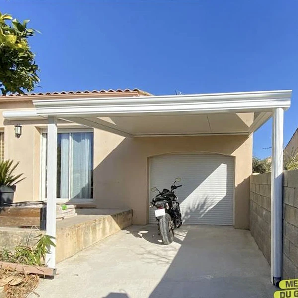 Façade extérieure d'un bâtiment ancien avec porte d'entrée en bois