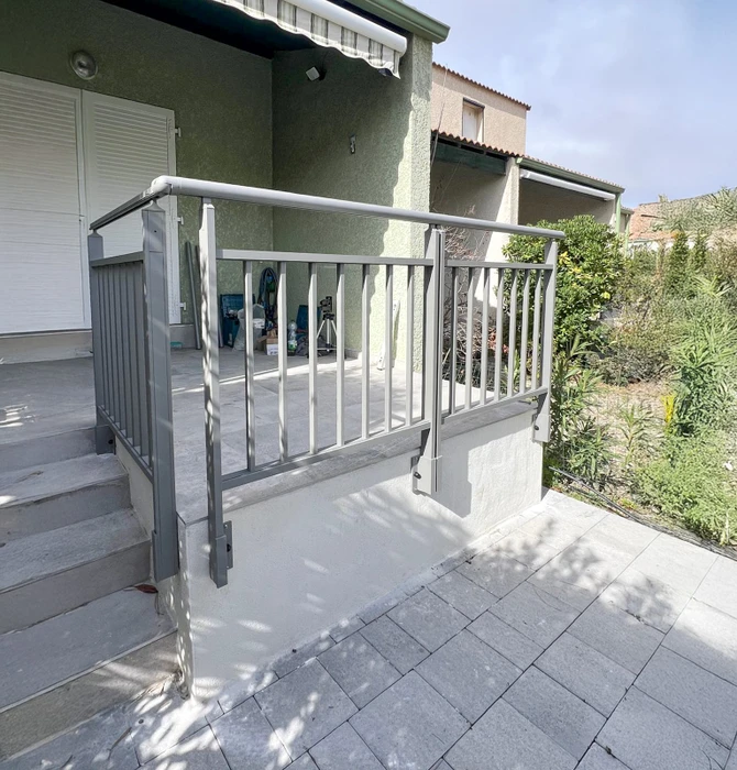 Carport résidentiel avec structure métallique blanche et toiture plate, abritant une moto
