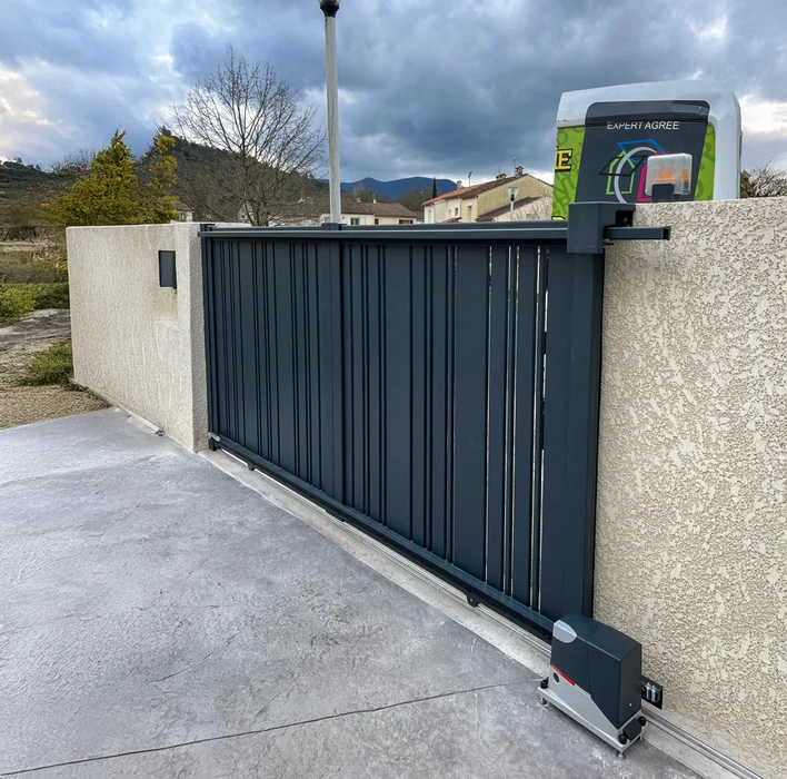 Façade de maison individuelle moderne à deux niveaux avec murs en pierre naturelle beige