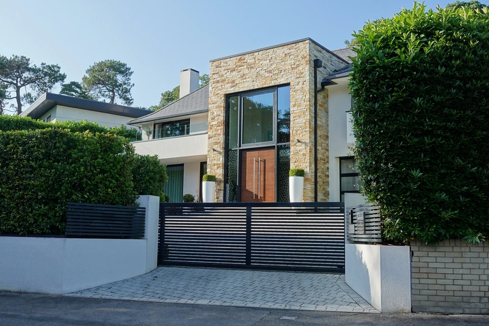 Atelier de menuiserie intérieur avec artisan travaillant sur établi